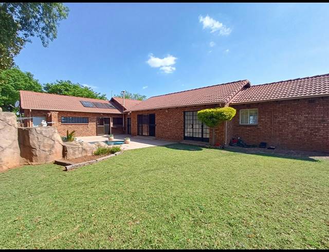 4 BEDROOM HOUSE FOR SALE IN DERSLEY